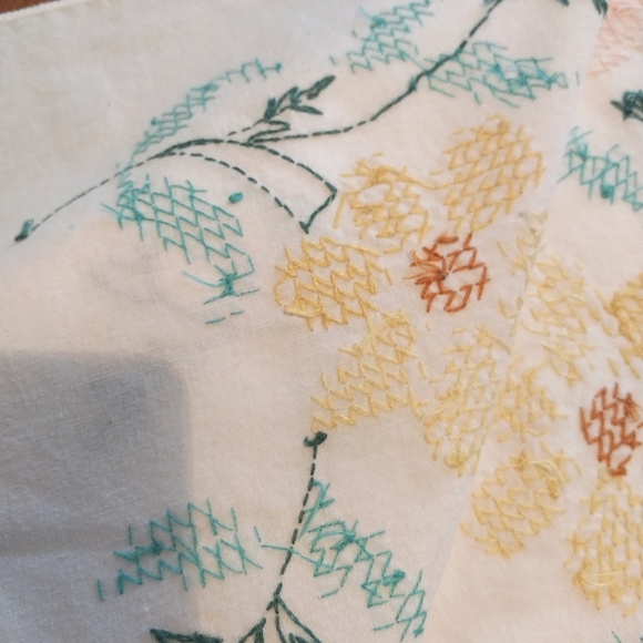 Vintage Hand Embroidered Floral Tablecloth 65" x 55" - Picture 11 of 11